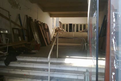 En el interior, imágenes que no se condicen con el valor cultural del edificio