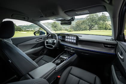 En el interior las dos pantallas integradas están orientadas hacia el conductor