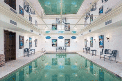 En el interior o en el exterior de este palacio se puede disfrutar de sendas piscinas