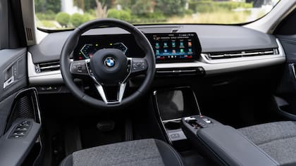 En el interior ofrece tapizado de tela Arktur en tono Anthrazit y molduras decorativas Quarzsilber mate granulado