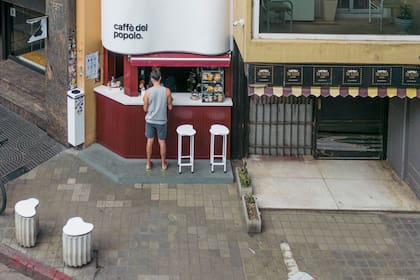 En el interior pueden trabajar dos personas en simultáneo, hay cafetera y heladera; en un primer piso hay baños y más arriba espacio de almacenamiento