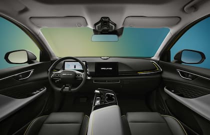 En el interior se combinó la tecnología desplegada en dos paneles digitales con asientos de cuero y una estética deportiva