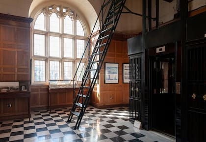 En el interior se ven los detalles ingleses por todos lados