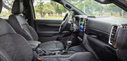 En el interior también se diferencia por contar con terminaciones interiores en gris oscuro y techo interior negro, entre otros