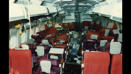 En el interior, todos los materiales se rompieron y nada quedó en su lugar. La bodega y la cabina pasaron a ser un solo espacio, ya que el piso que las separaba se rompió.