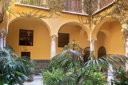 En el interior, tras el zaguán, se accede al patio central, con una decoración típica de los patios andaluces, remodelado en el siglo XIX. 