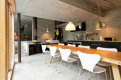 En el interior, Villa Vals presenta un estilo industrial contemporáneo y obras de arte (Foto: Villa Vals)