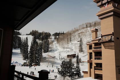 En el invierno, algunos pueblos de montaña de Colorado reciben miles de visitantes que disfrutan del esquí