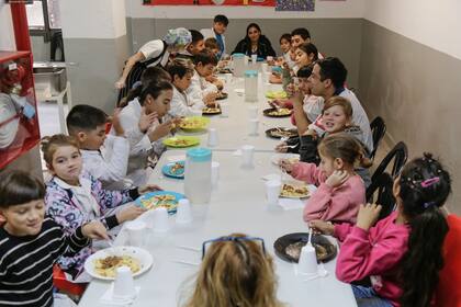 En el Isauro, los chicos desayunan, almuerza y meriendan. Los más vulnerables, se llevan la comida para la noche