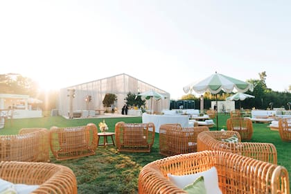 En el jardín con
muebles de caña y sombrillas. “La boda fue
decorada con temática italiana. Queríamos algo
diferente”, contó ella