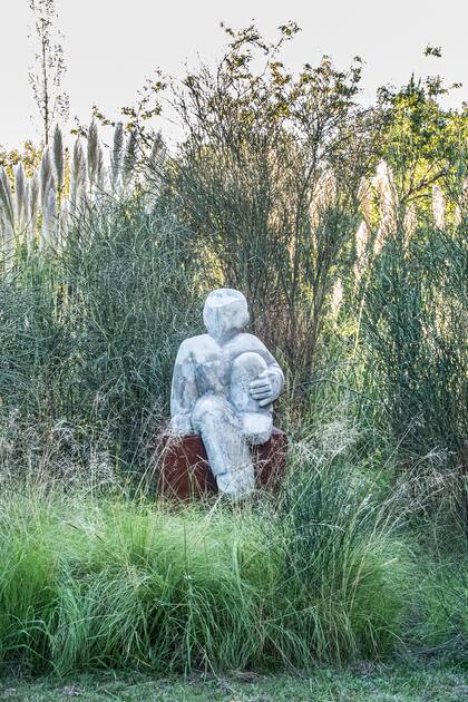 En el jardín conviven y dialogan piezas de cerámica, pintura y escultura, obra propia y de artistas amigos