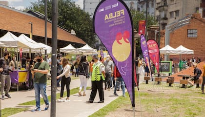 En el jardín de la biblioteca Parque de la Estación se hacen ferias de libros como la FELBA y la FED