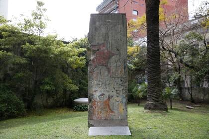 En el jardín del Palacio hay una estructura perteneciente al Muro de Berlín que donó el Gobierno alemán al Estado argentino en 1999