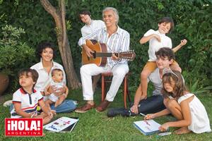 Jairo posa por primera vez con sus siete nietos: “Son una inyección de amor muy fuerte”