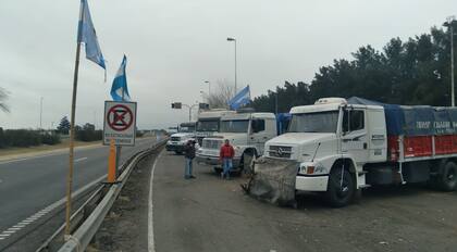 En el kilómetro 152,5 de la autopista Rosario-Buenos Aires, en el sexto día de paro, sigue la medida de protesta de transportistas autoconvocados
