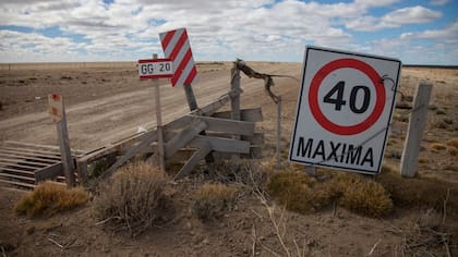 En el kilómetro 56 aparece el primero y casi único cartel de reducción de velocidad