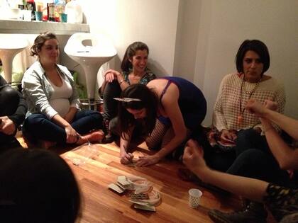 En el kit de Despido mi Soltería venían unas coronitas, y yo tenía que escribir los Misses, por ejemplo: Miss Susanita, Miss Facilonga, Miss Disfracesitos, etc etc. Momento clave para sacar a la luz los secretitos de mis amigas. Muuuuyyygraciosoooo!