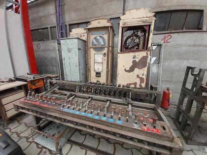 En el Laboratorio Patrimonial Centenera hay balanzas (atrás) y comando de señales que son parte de la historia del subte; las balanzas serán restauradas y volverán a la red