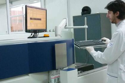 En el laboratorio se evalúa si un producto es apto para exportación, por ejemplo