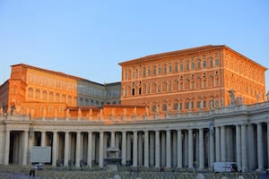 En el lado opuesto de la Plaza de San Pedro se destaca por su magnificencia el Palacio Apostólico