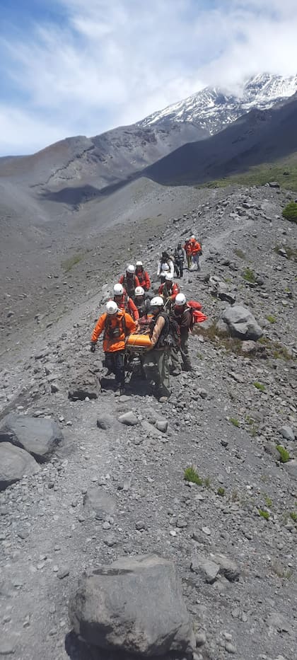 Dos cuadrillas de rescatistas hicieron un relevo para bajar a la mujer