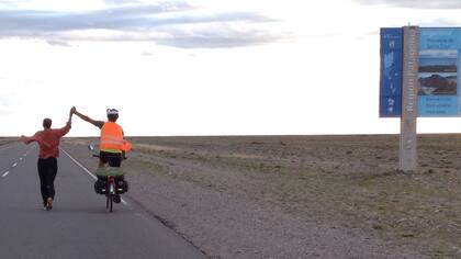 En el límite Chubut, Santa Cruz, Rodolfo cruzó su camino con Remi, un francés hijo de madre argentina. Su abuela, que vive en Santiago del Estero, estaba muy enferma. Remi nunca había estado en Argentina. Tenía poca plata y el objetivo claro. Un día tomó su bicicleta, pedaleó 2.700 Kms hasta Lisboa,