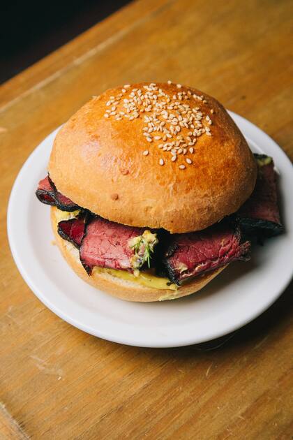 En El Limón sale en pan tipo brioche de hamburguesa con pepinos y mostaza