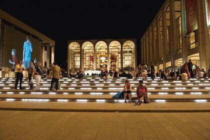 En el Lincoln Center, Diller Scofidio + Renfro invirtió casi una década, a un costo de mil millones de dólares, para dar vida a los espacios al aire libre