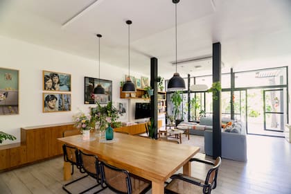 En el living, además de su arte, obras de Marcos López (su mentor), Ornella Pocetti, Alejandro Pasquale y Maica González