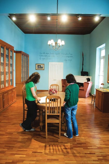 En el living comedor de la casa, un grafiti sobre la pared, reproduce un poema de Orozco.