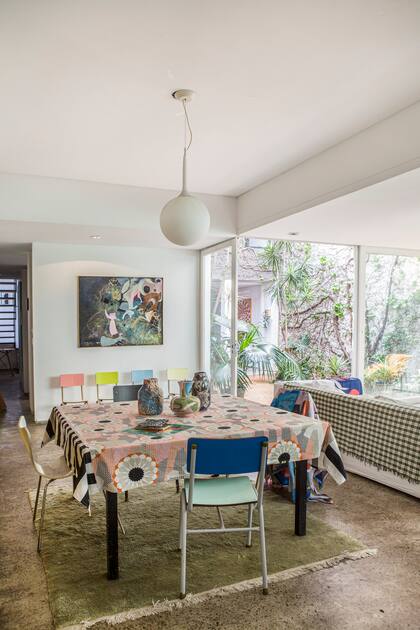 En el living comedor, las sillas tradicionales de las escuelas conviven en distintos tamaños y colores.