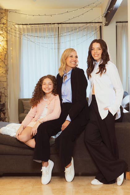 En el living, con
su guirnalda de lucecitas
de colores, que suelen
prenderse los viernes a
la noche para ambientar
alguna reunión familiar o
de amigos. “Música, una
carnecita a la parrilla, algo
para tomar y sale”, cuenta
nuestra anfitriona.