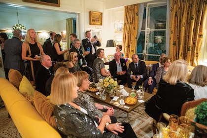 En el living de Devorik, los invitados estuvieron muy atentos al gran concierto de los violinistas.