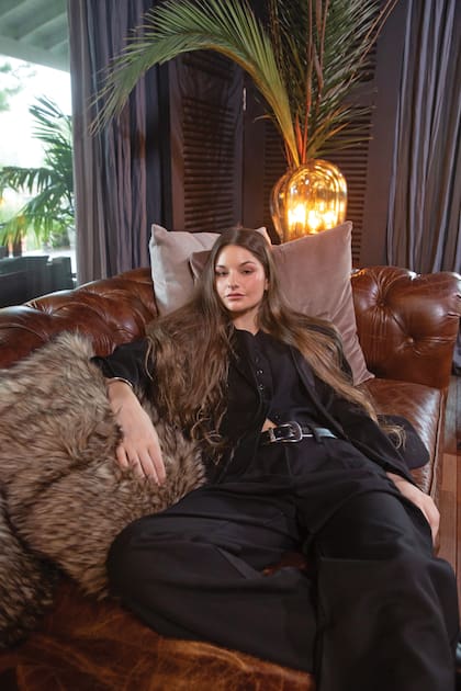 En el living de la casa de sus padres, con quienes vive.