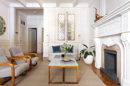 En el living de la recepción, Paula apostó por un juego de sillones que compró en un remate de Verga Hermanos y actualizó con un género de De Levie. La mesa de mármol y el sillón curvo los tiene desde su casamiento.