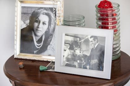 En el living de su casa, las fotos de sus padres: Norberto Isidro Gianola, más conocido como Beto Gianola, junto a la actriz Ana Maria Picchio y su madre María Ileana