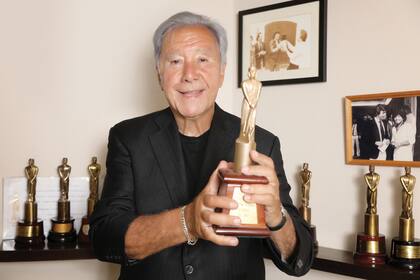 En el living de su departamento Mateyco tiene expuestos algunos de los 25 Martín Fierro –uno de ellos de Oro– que cosechó a lo largo de su larga carrera de casi 50 años