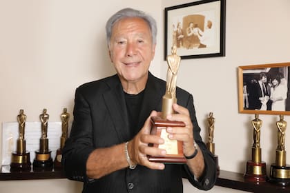 En el living de su departamento tiene expuestos algunos de los 25 Martín Fierro –uno de ellos de oro– que cosechó a lo largo de su larga carrera de casi 50 años. Sus comienzos fueron como actor cuando era muy chico y al terminar el secundario hizo un casting en el ISER (de 300 postulantes sólo quedaron 30, entre ellos Juan Alberto), donde estudió locución dos años. A la derecha de la foto, sobre la pared, una imagen con Diego Maradona.