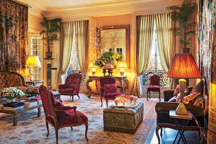 En el living del departamento de Patricia conviven muebles de distintos estilos, como piezas Luis XV y sillones victorianos. El gobelino, del siglo XVII, fue un regalo de su marido y la alfombra fue traída especialmente de Oriente Medio