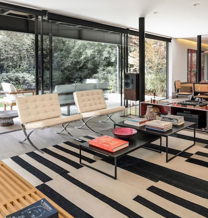 En el living, dos parlantes clásicos y potentes para reproducir la colección de la fonoteca.