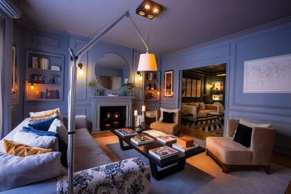 En el living manda un largo sofá con funda de pana de María Victoria de las Carreras y almohadones de De Levie. Lo custodian una mesa enchapada de Gris Dimensión y un par de sillones Upper de Salazar Casa. Infaltables, los libros de Pack & Plain, que Chule colecciona y están repartidos por varios ambientes. Detallista al máximo, las luces se encienden de manera automática cuando cae el sol.