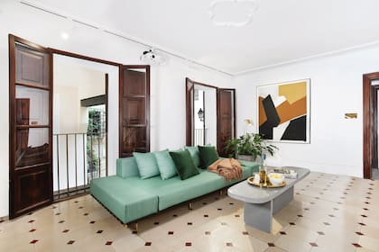 En el living, mesa baja en terrazo, diseño de Juan, que combina a la perfección con los pisos hidráulicos tan característicos de la región. Obra del interiorista canario Roberto Santos Batista.