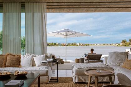 En el living, mesa baja redonda de madera arenada.