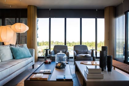 Un nuevo sofá 'Lucía' (Poltron Design). Cortinas 'Mist Limestone' de Hunter Douglas realizadas por Darlux.