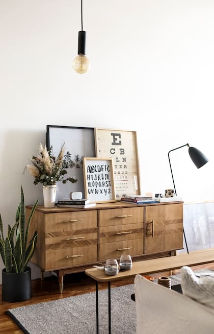 En el living, sillón (Pola Home), mesas bajas (BRocca Muebles), vajillero (Litta Muebles), alfombra (Mihran) Y lámpara de pie (Ikon Lamps).