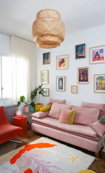 En el living sillón y almohadones (Pana deco), composición de prints y serigrafías que Nati hizo enmarcar (Tienda Grosso). La obra es de Santiago Paredes
