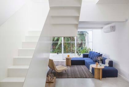 En el living, un sillón de cuero con pelo (La Base Studio) se enfrentó a un sofá tapizado en fieltro (Helmut). Manta (Luna Oks). Alfombra de lana (Awanay).