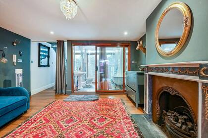 En el living y en el dormitorio hay chimeneas