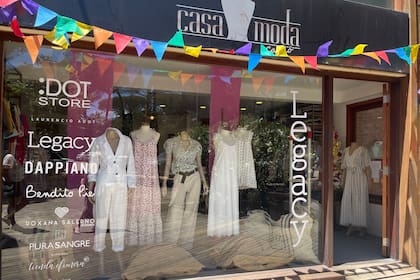 En el local Casa Moda, ubicado en Cariló, las ventas de indumentaria blanca para la noche de Año Nuevo no tuvieron la intensidad de la temporada pasada