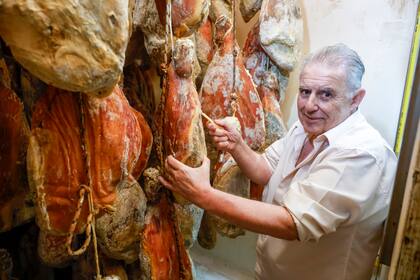 En el local de venta al público preparan suculentas tablas de picadas y variedad de sándwiches.